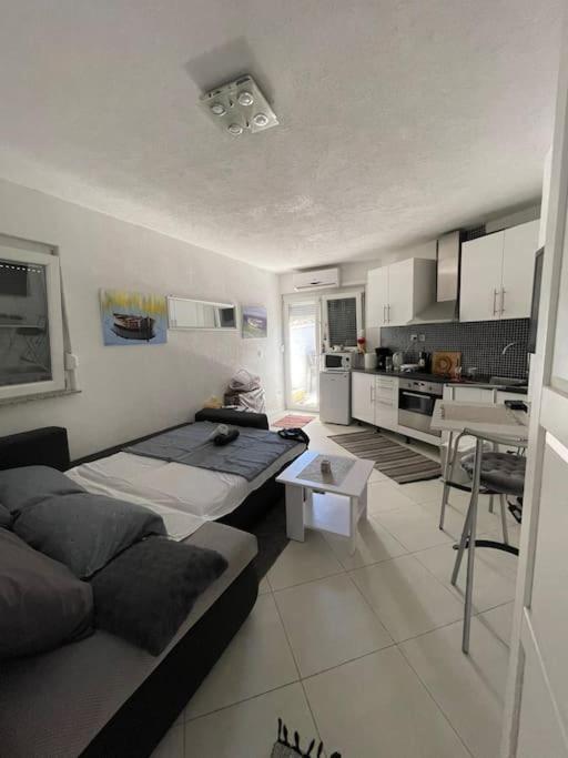 Appartement Seaesta Holiday- Modern Studio à Trogir Extérieur photo